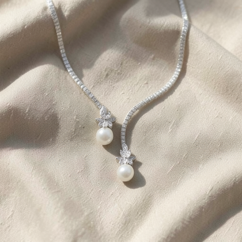 Elegantní třpytivý náhrdelník s perlami